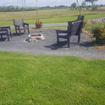 Sleep4glampingtent-neartralee-countryside